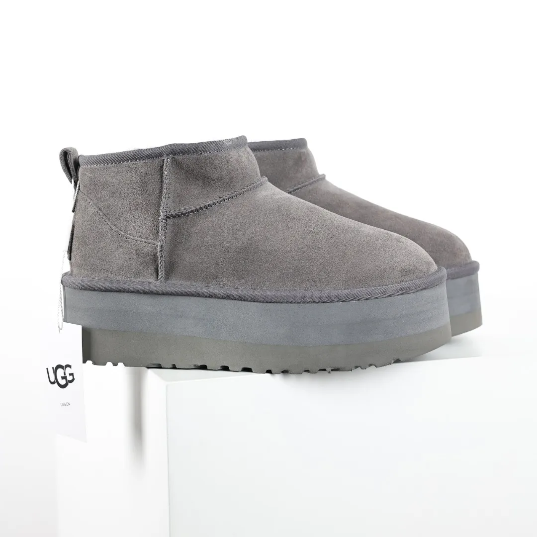 Pick up locally 💰560 Core recommendation good price It is a very suitable choice for home furnishings. In the new year, uug launched a series of styles, which are partial to the preferences of young consumers and have also moved to the forefront of fashion trends. Shoe body material: water-repellent coated suede upper, 17 mm UGGPURE™ implantable wool insole, lightweight non-slip and comfortable rubber outsole, with brand LOGO and trademark, with full packaging Size: 35 36 37 38 39 40
